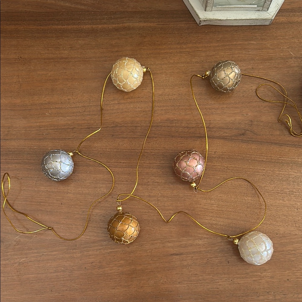 Elegant Multicolor Ornament Garland